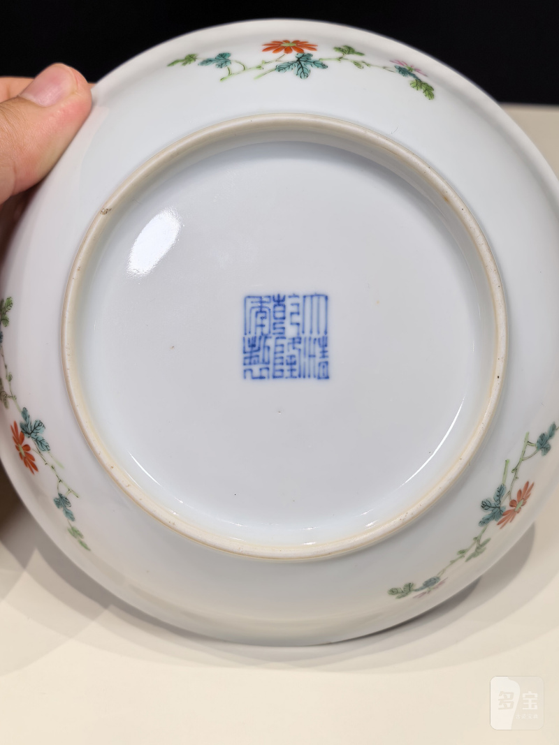 清乾隆 粉彩安居乐业图盘一对 - 图10